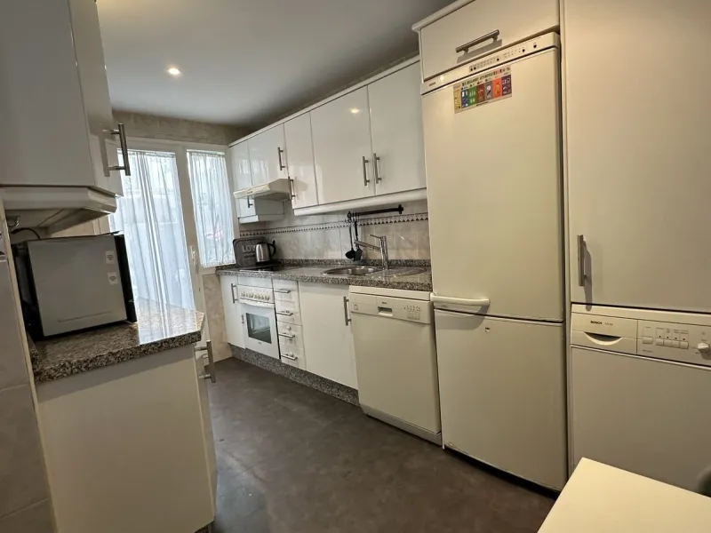 Prime location and excellent amenities, this 3 bedroom apartment is situated in the sought-after Los naranjos de Marbella, within the prestigious area of Nueva Andalucía benefiting from close proximity to a variety of amenities, including supermarkets, co