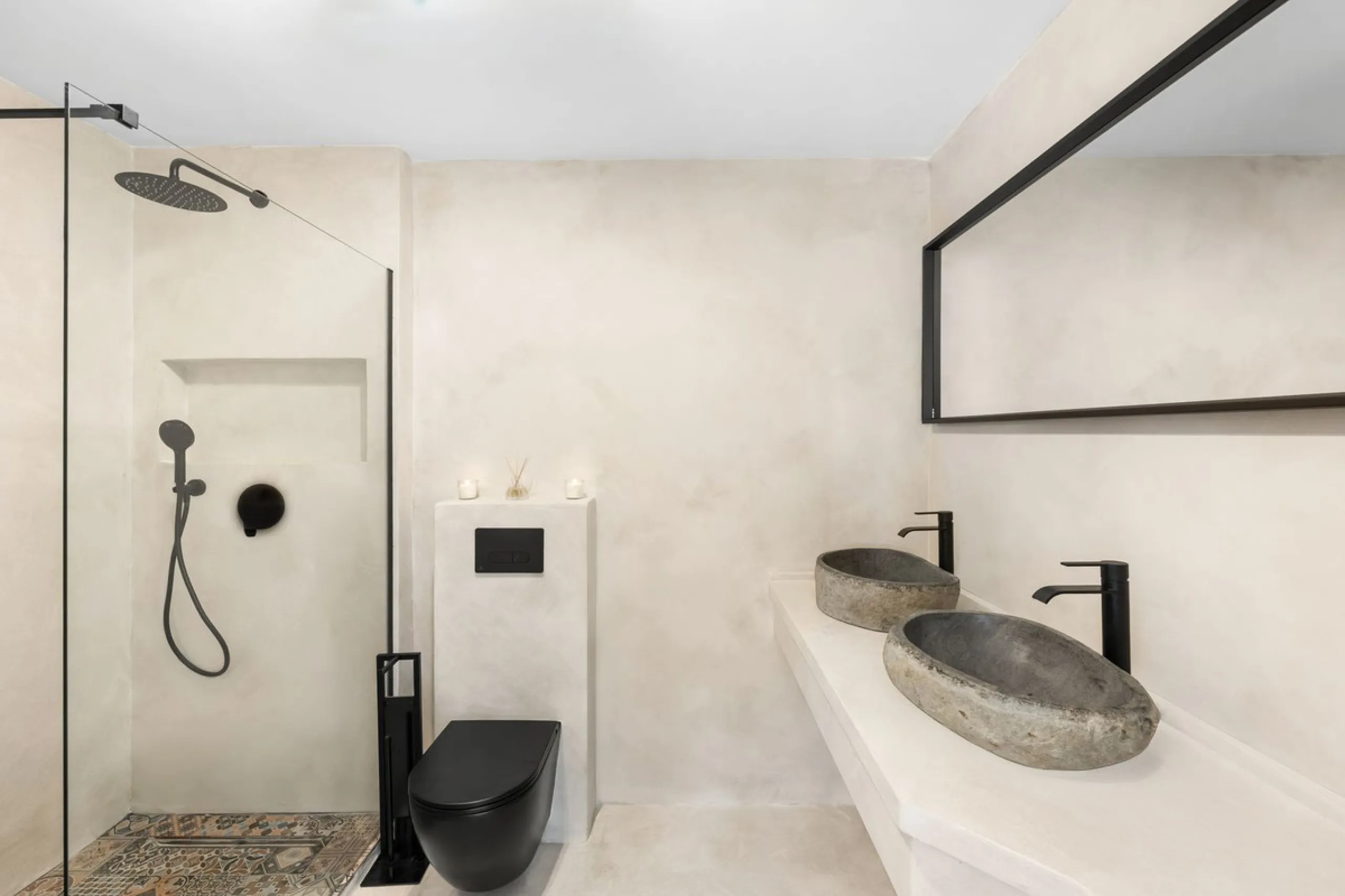 Fully renovated apartment with sea and mountain views in Calahonda.