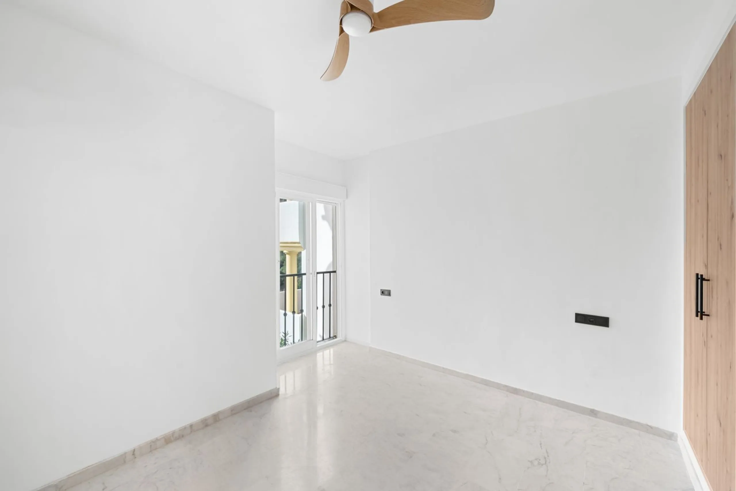 Fully renovated apartment with sea and mountain views in Calahonda.
