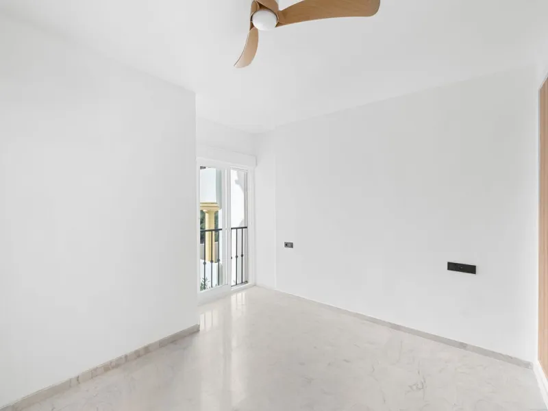 Fully renovated apartment with sea and mountain views in Calahonda.