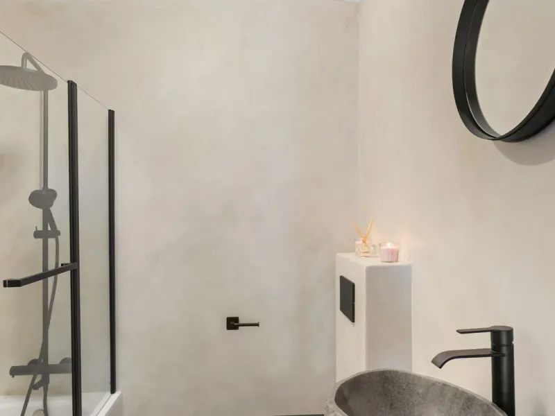 Fully renovated apartment with sea and mountain views in Calahonda.