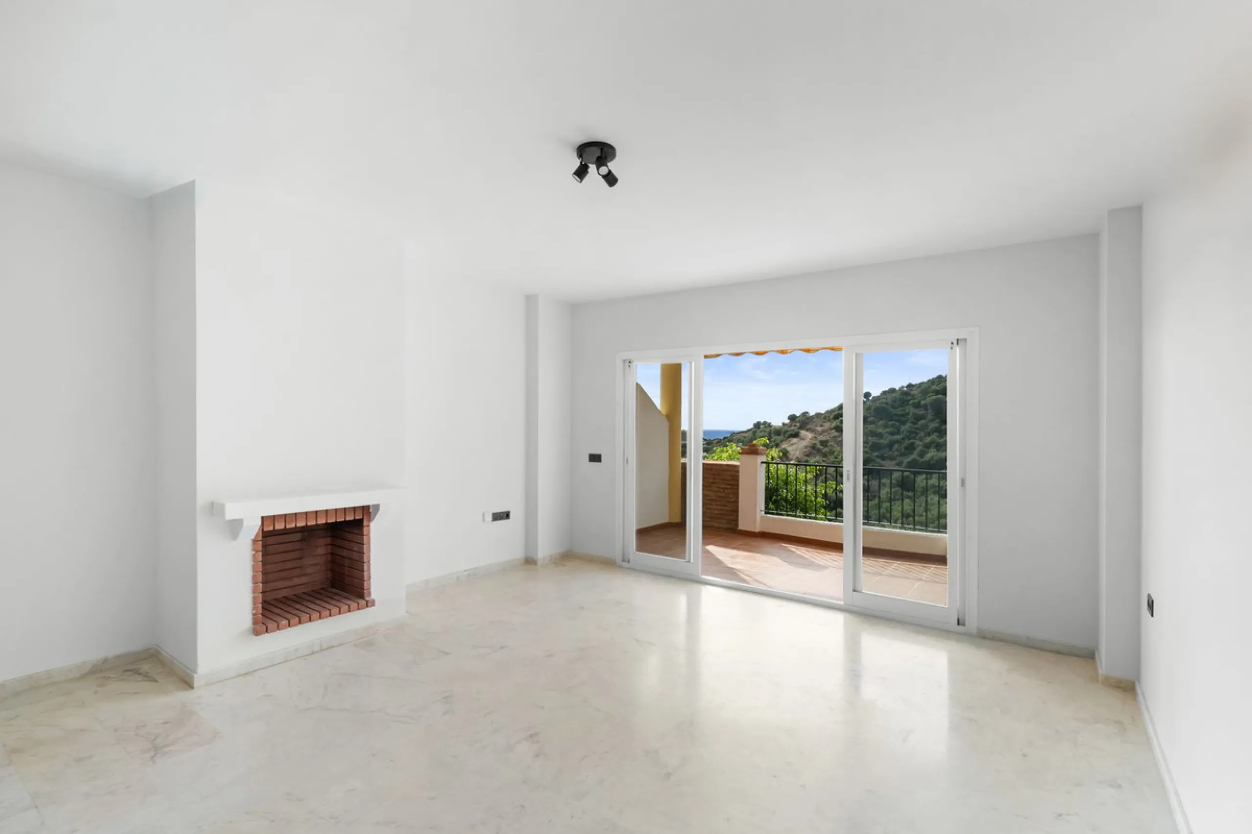 Fully renovated apartment with sea and mountain views in Calahonda.