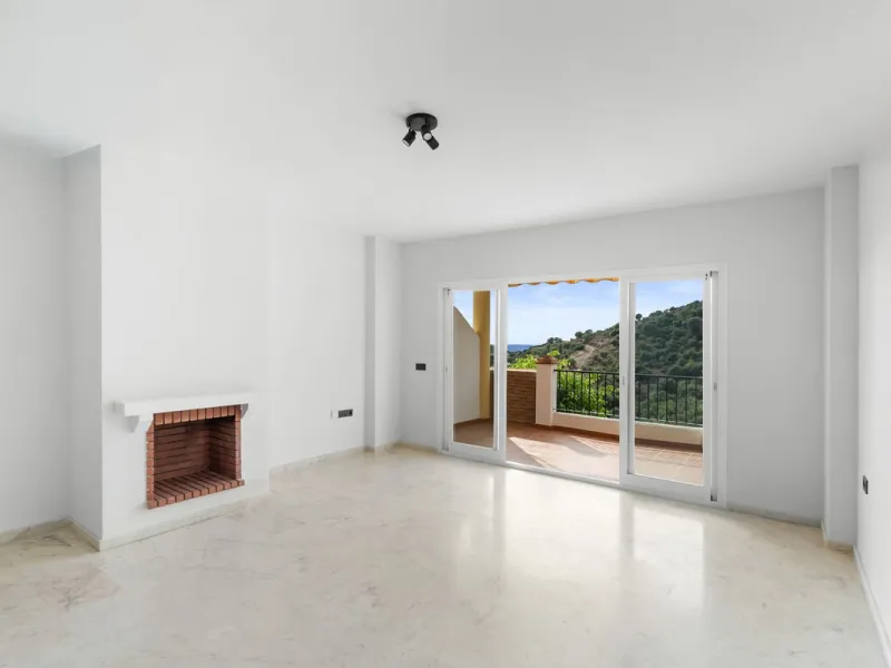 Fully renovated apartment with sea and mountain views in Calahonda.