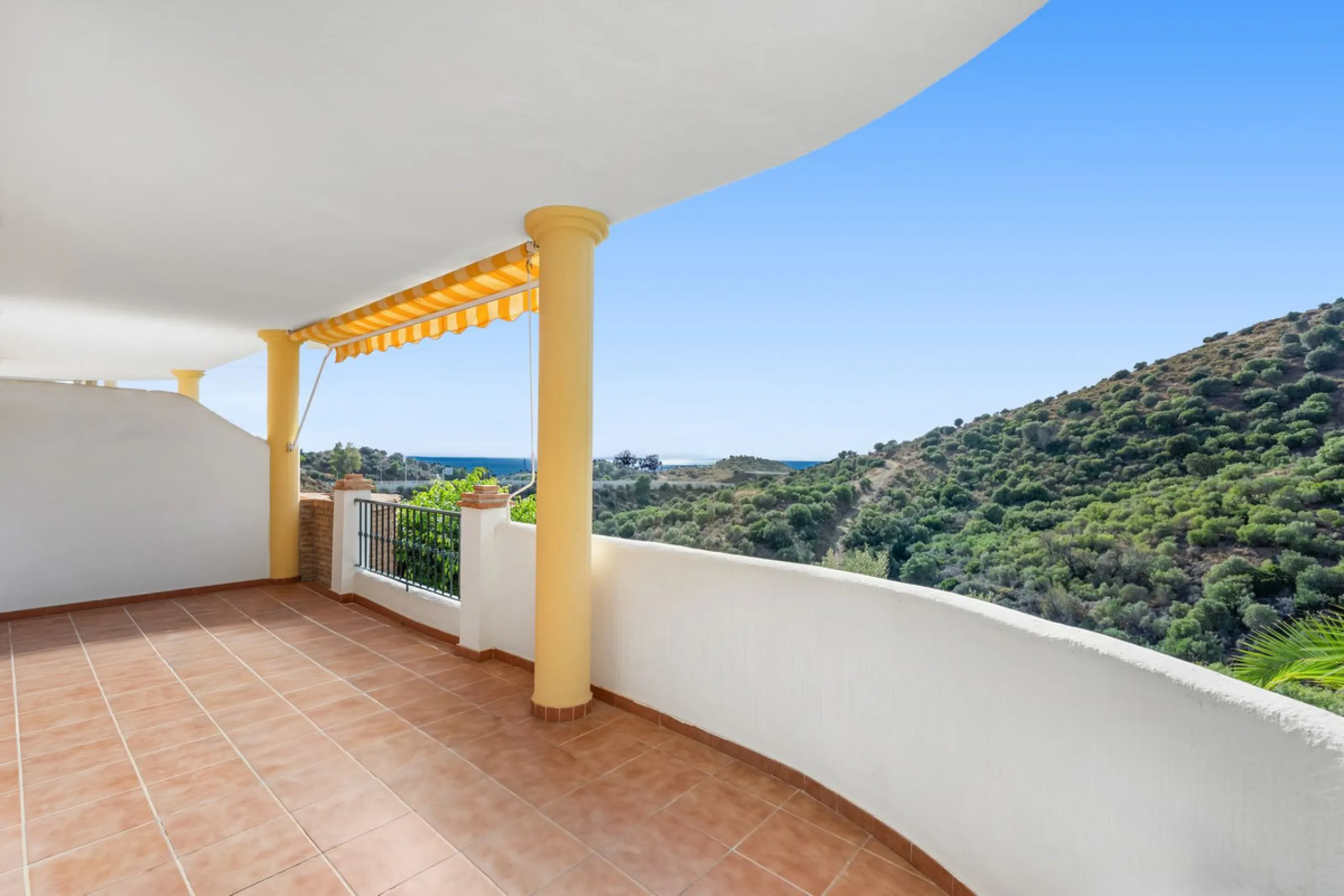 Fully renovated apartment with sea and mountain views in Calahonda.