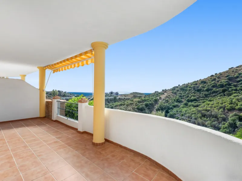 Fully renovated apartment with sea and mountain views in Calahonda.