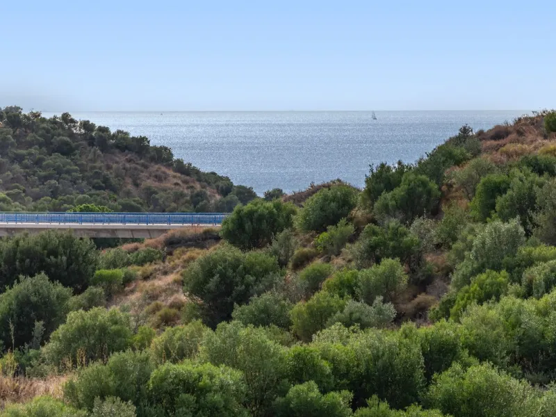 Fully renovated apartment with sea and mountain views in Calahonda.