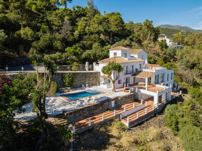 House - Detached Villa в продаже в Benahavís, Málaga. В доме 6 спален и 6 ванных комнат. Площадь дома 531 м². Площадь участка 4795 м²