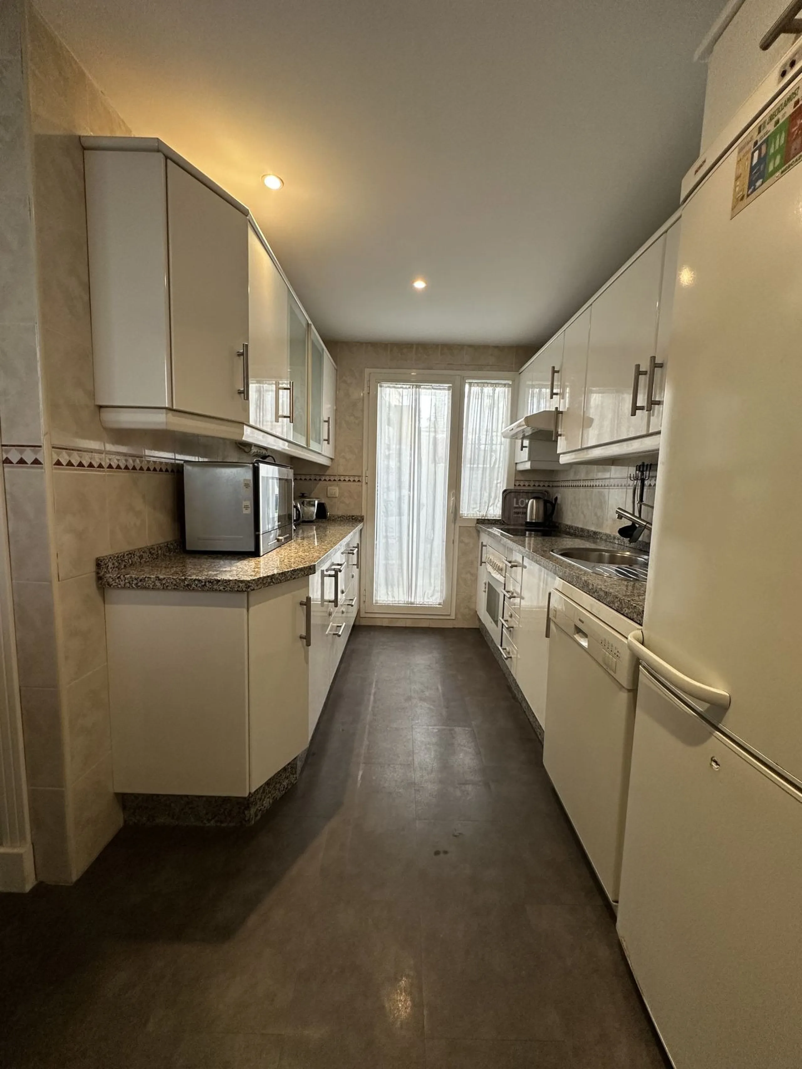 Prime location and excellent amenities, this 3 bedroom apartment is situated in the sought-after Los naranjos de Marbella, within the prestigious area of Nueva Andalucía benefiting from close proximity to a variety of amenities, including supermarkets, co