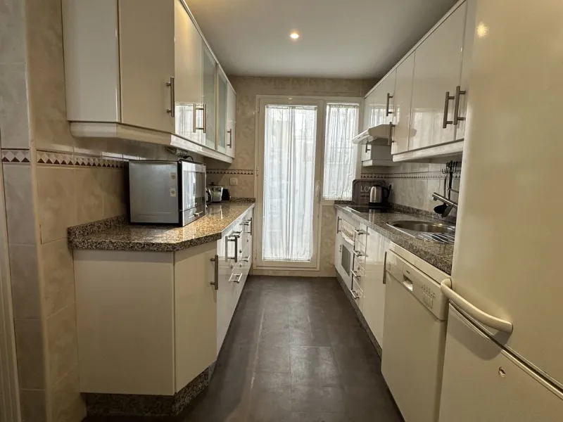Prime location and excellent amenities, this 3 bedroom apartment is situated in the sought-after Los naranjos de Marbella, within the prestigious area of Nueva Andalucía benefiting from close proximity to a variety of amenities, including supermarkets, co