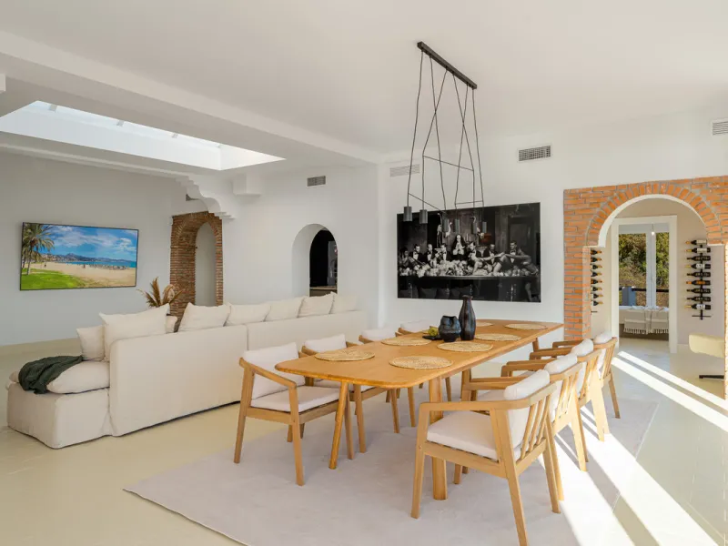 Villa in El Madroñal for sale, offering refined living within the exclusive gated community of El Madroñal 2 in Benahavís, Málaga. This six-bedroom villa with five ensuite bathrooms combines traditional Andalusian features with contemporary design. Built 