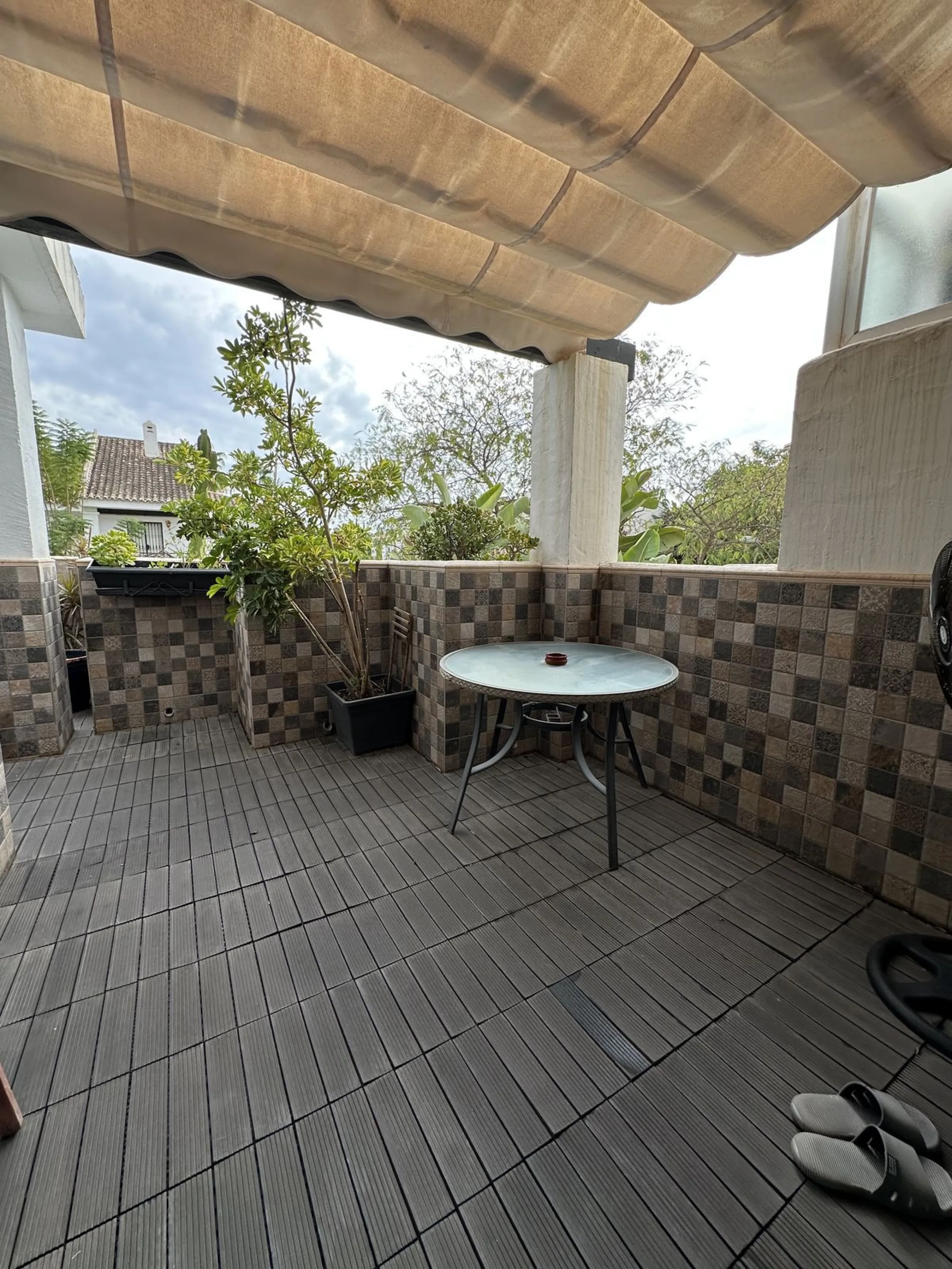 Prime location and excellent amenities, this 3 bedroom apartment is situated in the sought-after Los naranjos de Marbella, within the prestigious area of Nueva Andalucía benefiting from close proximity to a variety of amenities, including supermarkets, co
