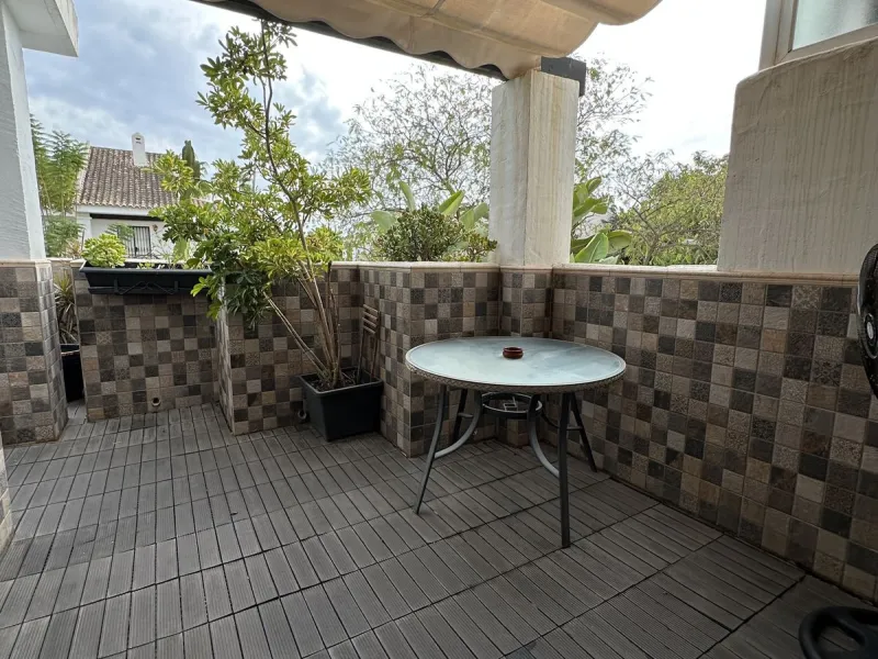 Prime location and excellent amenities, this 3 bedroom apartment is situated in the sought-after Los naranjos de Marbella, within the prestigious area of Nueva Andalucía benefiting from close proximity to a variety of amenities, including supermarkets, co