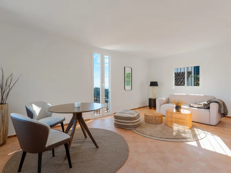 Villa in El Madroñal for sale, offering refined living within the exclusive gated community of El Madroñal 2 in Benahavís, Málaga. This six-bedroom villa with five ensuite bathrooms combines traditional Andalusian features with contemporary design. Built 