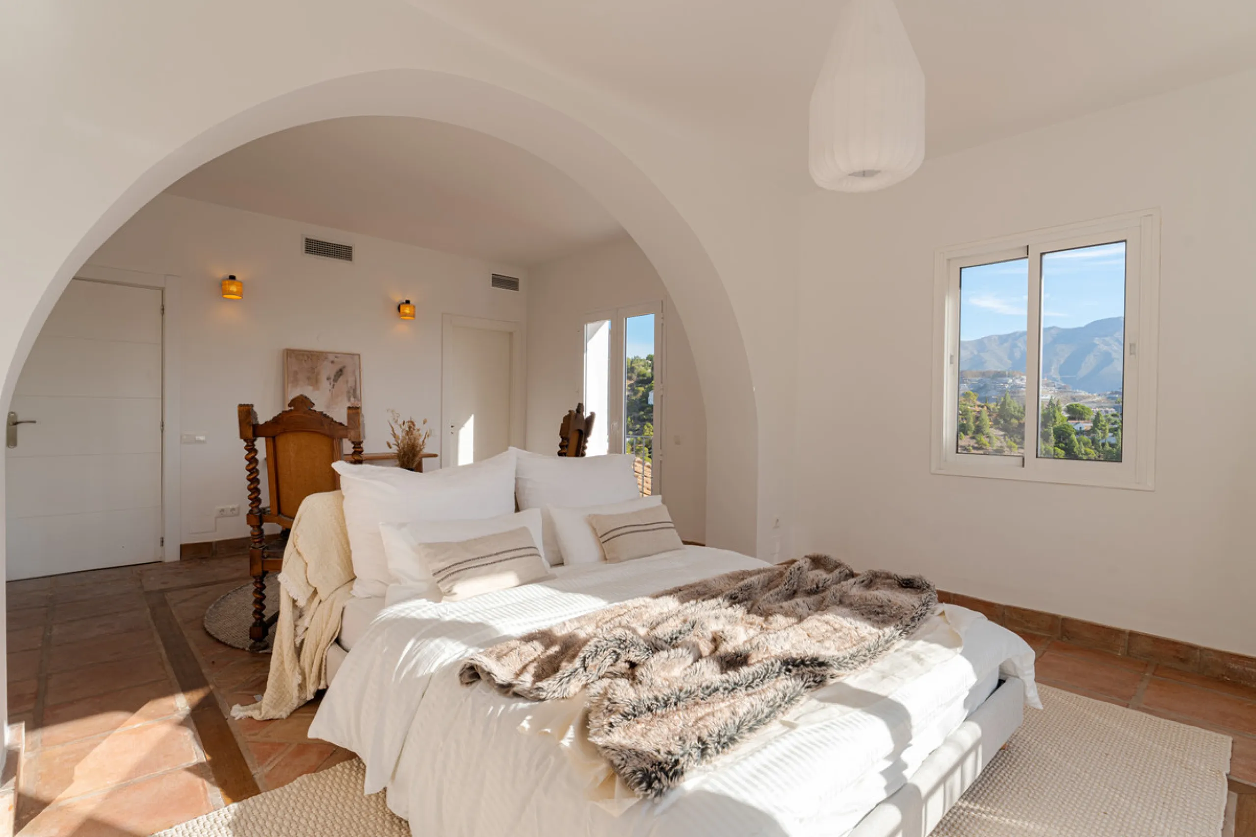 Villa in El Madroñal for sale, offering refined living within the exclusive gated community of El Madroñal 2 in Benahavís, Málaga. This six-bedroom villa with five ensuite bathrooms combines traditional Andalusian features with contemporary design. Built 