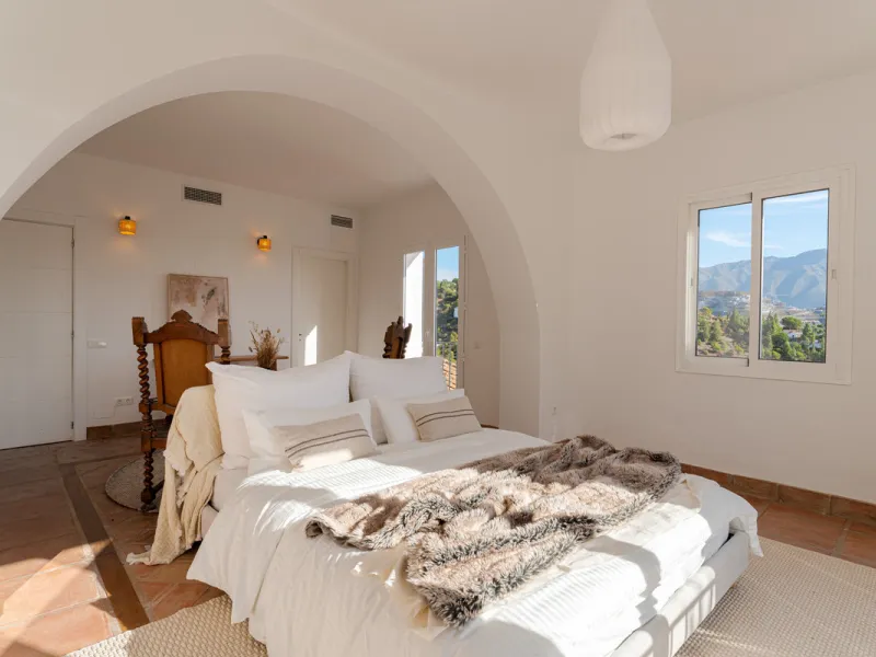 Villa in El Madroñal for sale, offering refined living within the exclusive gated community of El Madroñal 2 in Benahavís, Málaga. This six-bedroom villa with five ensuite bathrooms combines traditional Andalusian features with contemporary design. Built 