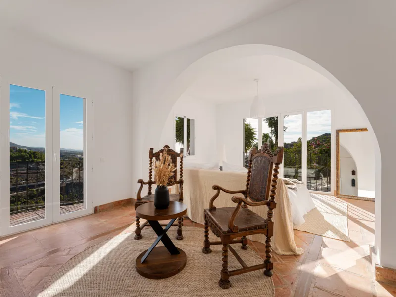 Villa in El Madroñal for sale, offering refined living within the exclusive gated community of El Madroñal 2 in Benahavís, Málaga. This six-bedroom villa with five ensuite bathrooms combines traditional Andalusian features with contemporary design. Built 