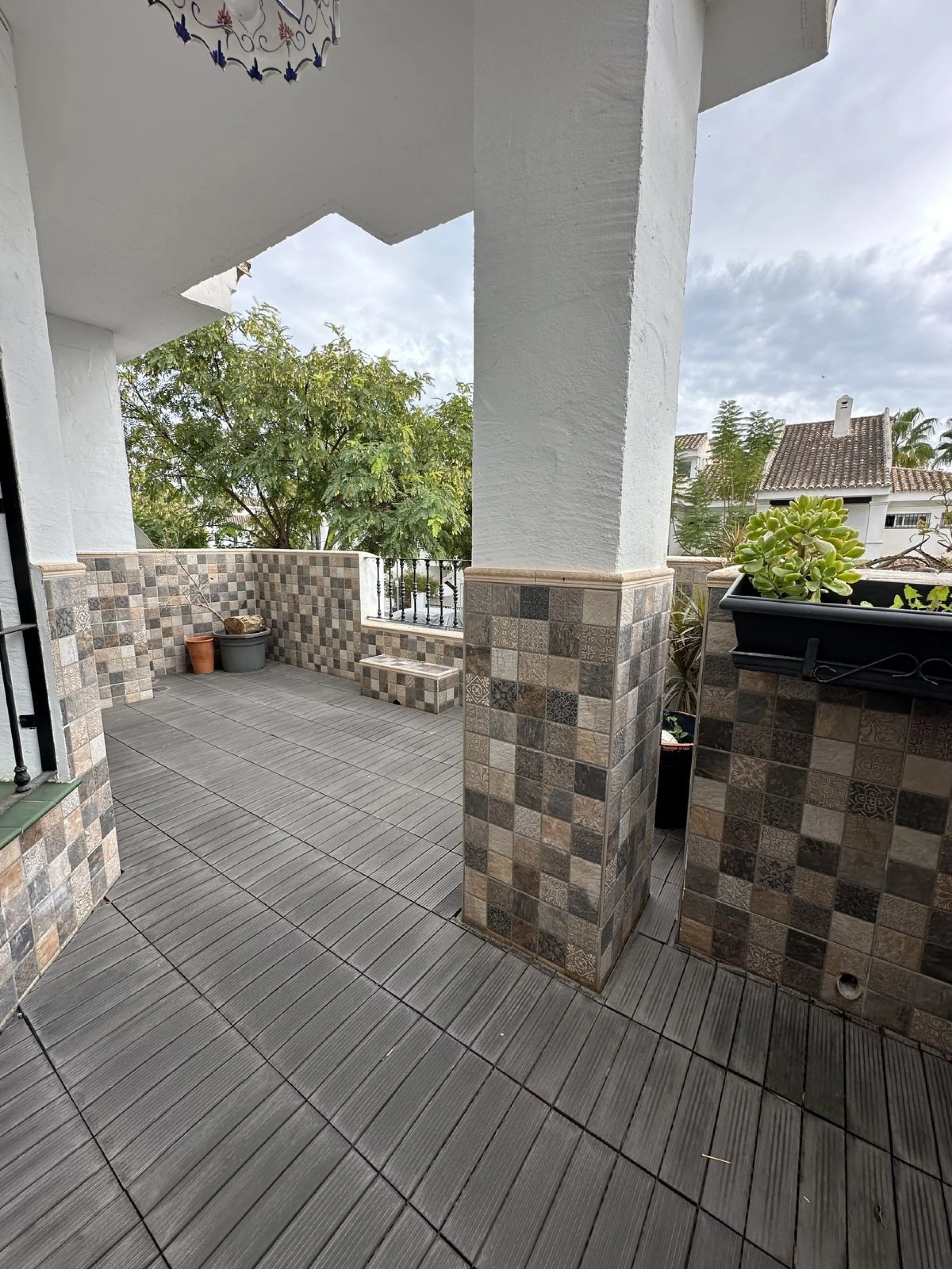 Prime location and excellent amenities, this 3 bedroom apartment is situated in the sought-after Los naranjos de Marbella, within the prestigious area of Nueva Andalucía benefiting from close proximity to a variety of amenities, including supermarkets, co