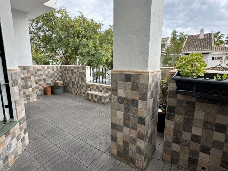 Prime location and excellent amenities, this 3 bedroom apartment is situated in the sought-after Los naranjos de Marbella, within the prestigious area of Nueva Andalucía benefiting from close proximity to a variety of amenities, including supermarkets, co