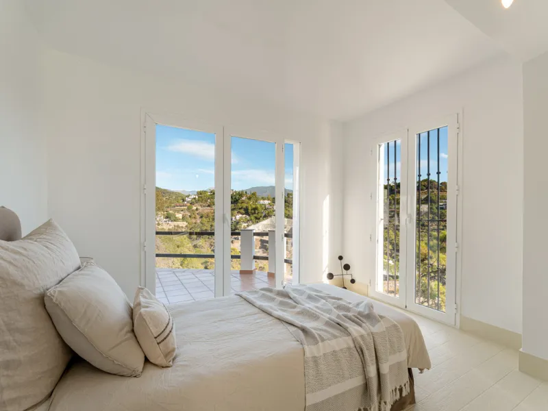 Villa in El Madroñal for sale, offering refined living within the exclusive gated community of El Madroñal 2 in Benahavís, Málaga. This six-bedroom villa with five ensuite bathrooms combines traditional Andalusian features with contemporary design. Built 