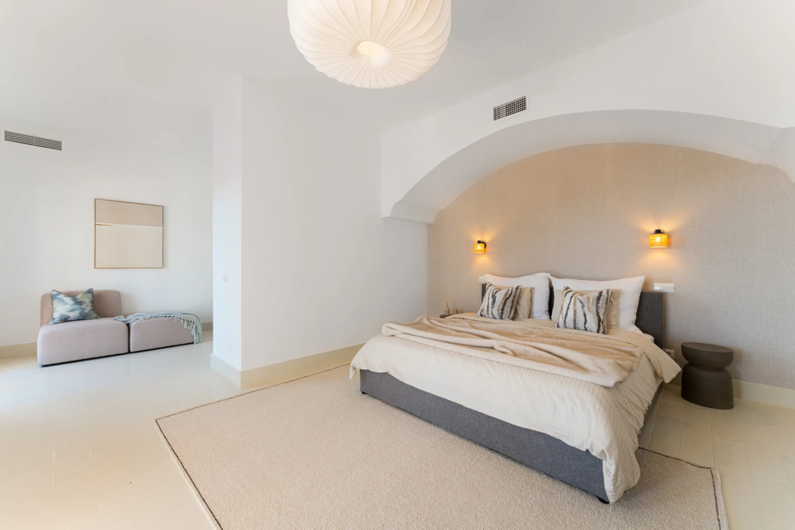 Villa in El Madroñal for sale, offering refined living within the exclusive gated community of El Madroñal 2 in Benahavís, Málaga. This six-bedroom villa with five ensuite bathrooms combines traditional Andalusian features with contemporary design. Built 