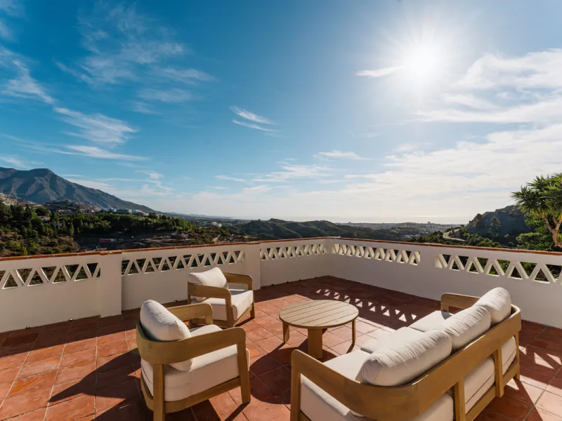 Villa in El Madroñal for sale, offering refined living within the exclusive gated community of El Madroñal 2 in Benahavís, Málaga. This six-bedroom villa with five ensuite bathrooms combines traditional Andalusian features with contemporary design. Built 