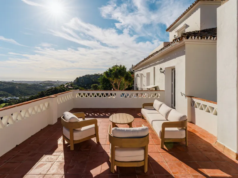 Villa in El Madroñal for sale, offering refined living within the exclusive gated community of El Madroñal 2 in Benahavís, Málaga. This six-bedroom villa with five ensuite bathrooms combines traditional Andalusian features with contemporary design. Built 