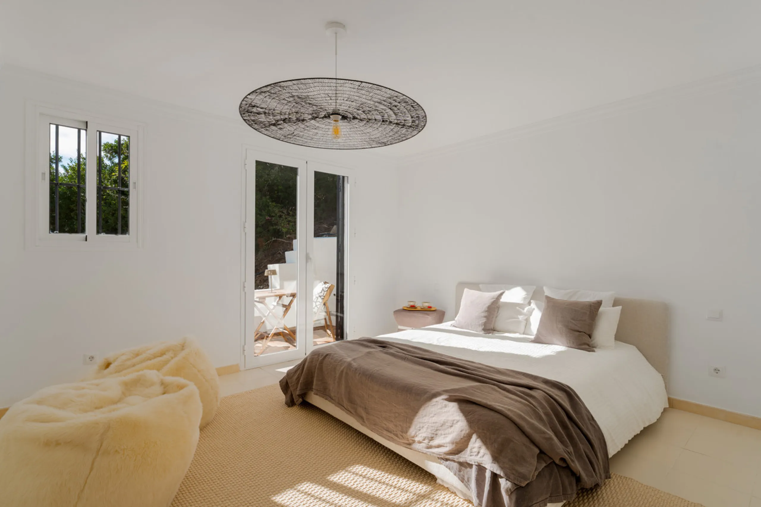 Villa in El Madroñal for sale, offering refined living within the exclusive gated community of El Madroñal 2 in Benahavís, Málaga. This six-bedroom villa with five ensuite bathrooms combines traditional Andalusian features with contemporary design. Built 