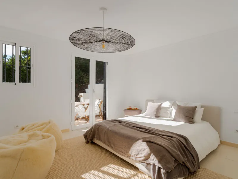 Villa in El Madroñal for sale, offering refined living within the exclusive gated community of El Madroñal 2 in Benahavís, Málaga. This six-bedroom villa with five ensuite bathrooms combines traditional Andalusian features with contemporary design. Built 