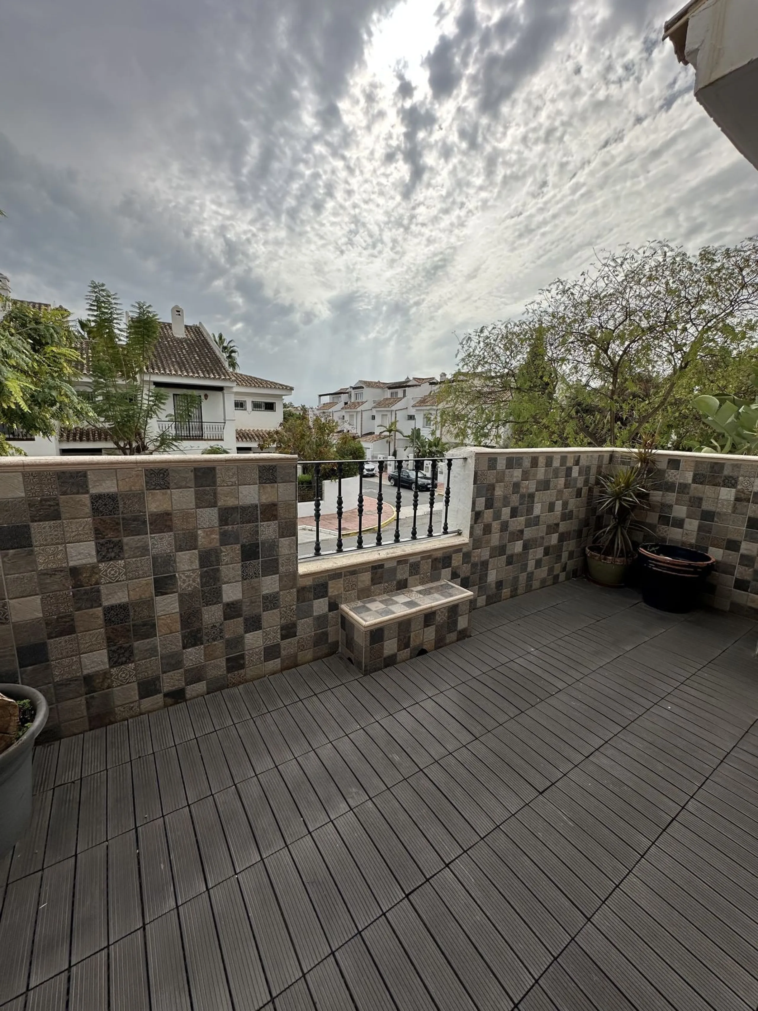 Prime location and excellent amenities, this 3 bedroom apartment is situated in the sought-after Los naranjos de Marbella, within the prestigious area of Nueva Andalucía benefiting from close proximity to a variety of amenities, including supermarkets, co