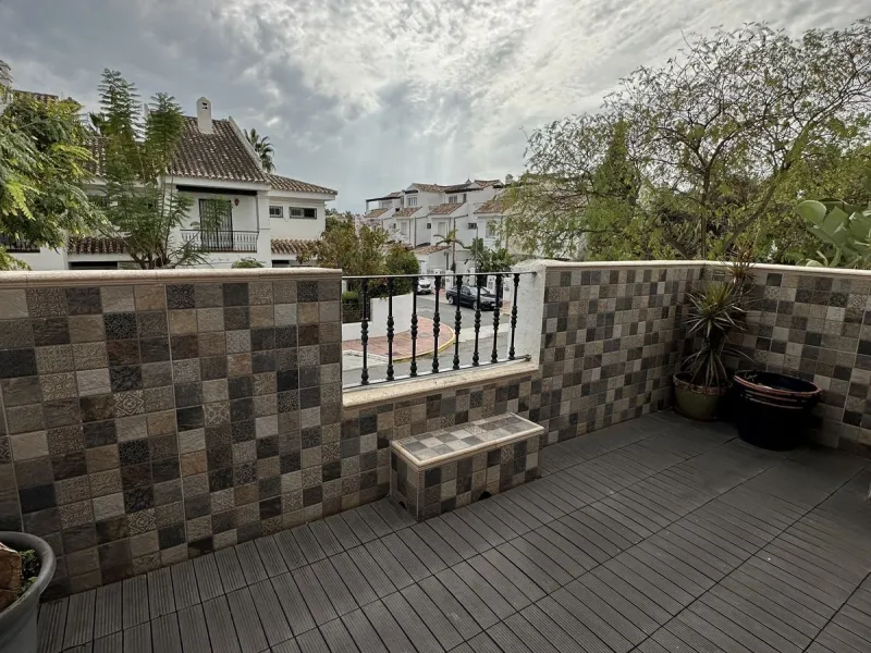 Prime location and excellent amenities, this 3 bedroom apartment is situated in the sought-after Los naranjos de Marbella, within the prestigious area of Nueva Andalucía benefiting from close proximity to a variety of amenities, including supermarkets, co