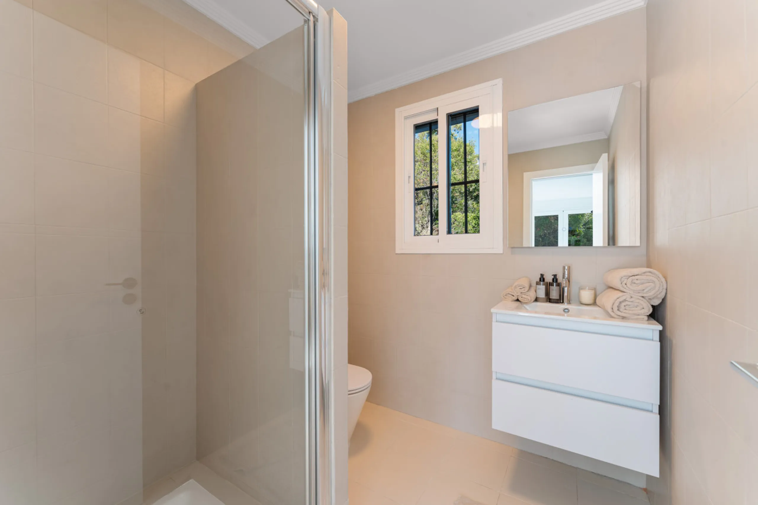 Villa in El Madroñal for sale, offering refined living within the exclusive gated community of El Madroñal 2 in Benahavís, Málaga. This six-bedroom villa with five ensuite bathrooms combines traditional Andalusian features with contemporary design. Built 