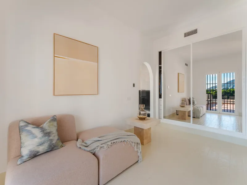 Villa in El Madroñal for sale, offering refined living within the exclusive gated community of El Madroñal 2 in Benahavís, Málaga. This six-bedroom villa with five ensuite bathrooms combines traditional Andalusian features with contemporary design. Built 