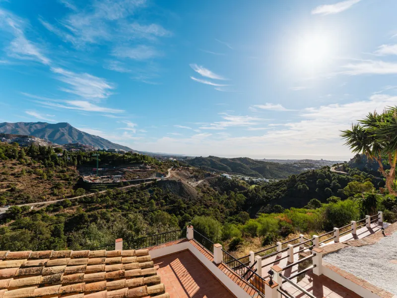 Villa in El Madroñal for sale, offering refined living within the exclusive gated community of El Madroñal 2 in Benahavís, Málaga. This six-bedroom villa with five ensuite bathrooms combines traditional Andalusian features with contemporary design. Built 