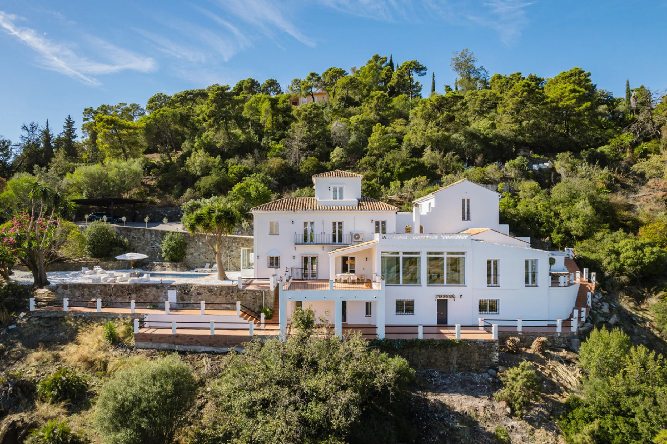 Villa in El Madroñal for sale, offering refined living within the exclusive gated community of El Madroñal 2 in Benahavís, Málaga. This six-bedroom villa with five ensuite bathrooms combines traditional Andalusian features with contemporary design. Built 