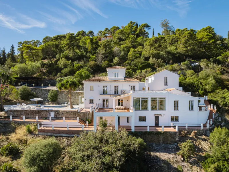 Villa in El Madroñal for sale, offering refined living within the exclusive gated community of El Madroñal 2 in Benahavís, Málaga. This six-bedroom villa with five ensuite bathrooms combines traditional Andalusian features with contemporary design. Built 