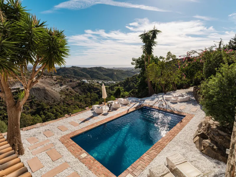 Villa in El Madroñal for sale, offering refined living within the exclusive gated community of El Madroñal 2 in Benahavís, Málaga. This six-bedroom villa with five ensuite bathrooms combines traditional Andalusian features with contemporary design. Built 