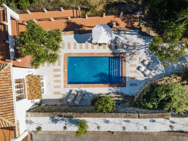 Villa in El Madroñal for sale, offering refined living within the exclusive gated community of El Madroñal 2 in Benahavís, Málaga. This six-bedroom villa with five ensuite bathrooms combines traditional Andalusian features with contemporary design. Built 