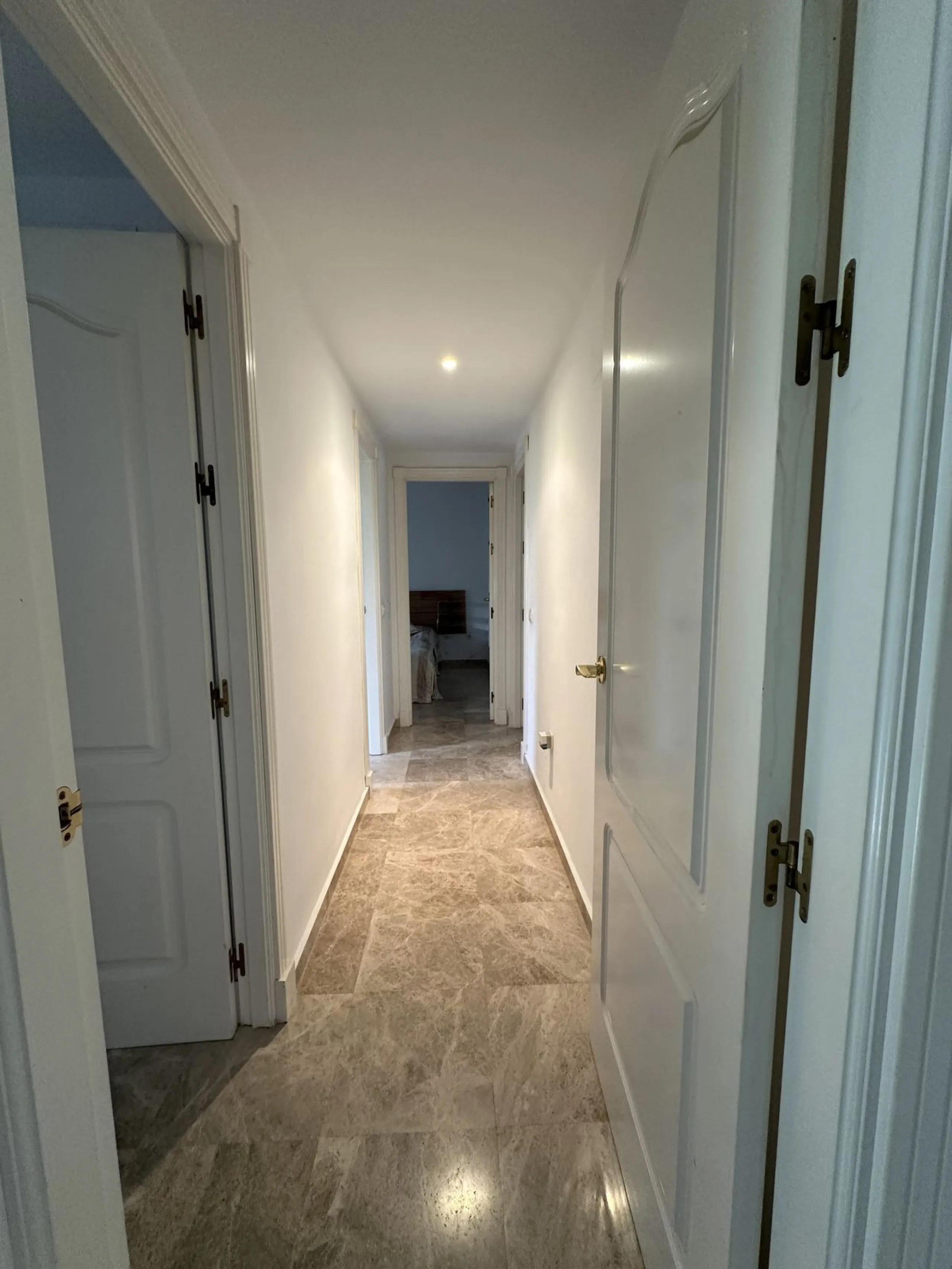 Prime location and excellent amenities, this 3 bedroom apartment is situated in the sought-after Los naranjos de Marbella, within the prestigious area of Nueva Andalucía benefiting from close proximity to a variety of amenities, including supermarkets, co