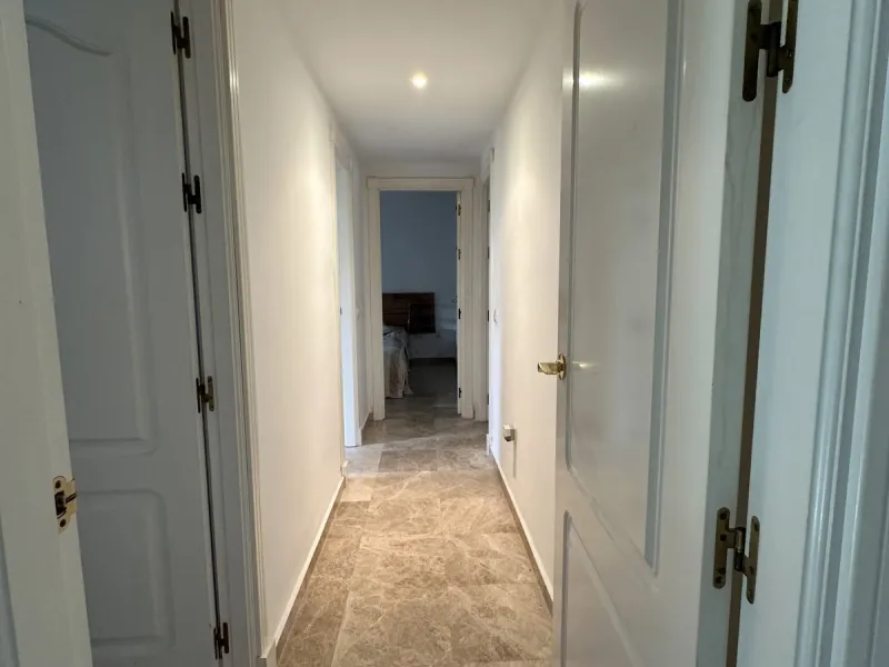 Prime location and excellent amenities, this 3 bedroom apartment is situated in the sought-after Los naranjos de Marbella, within the prestigious area of Nueva Andalucía benefiting from close proximity to a variety of amenities, including supermarkets, co