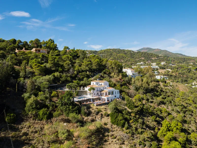 Villa in El Madroñal for sale, offering refined living within the exclusive gated community of El Madroñal 2 in Benahavís, Málaga. This six-bedroom villa with five ensuite bathrooms combines traditional Andalusian features with contemporary design. Built 