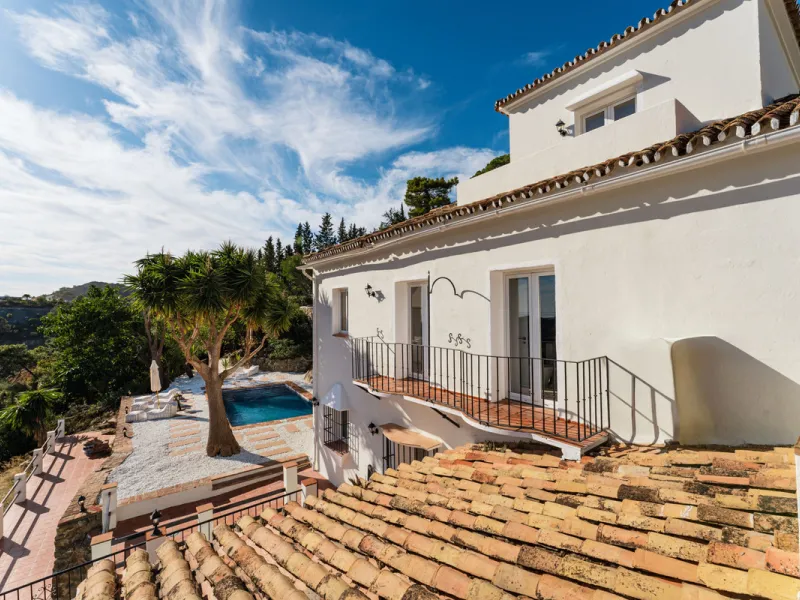 Villa in El Madroñal for sale, offering refined living within the exclusive gated community of El Madroñal 2 in Benahavís, Málaga. This six-bedroom villa with five ensuite bathrooms combines traditional Andalusian features with contemporary design. Built 