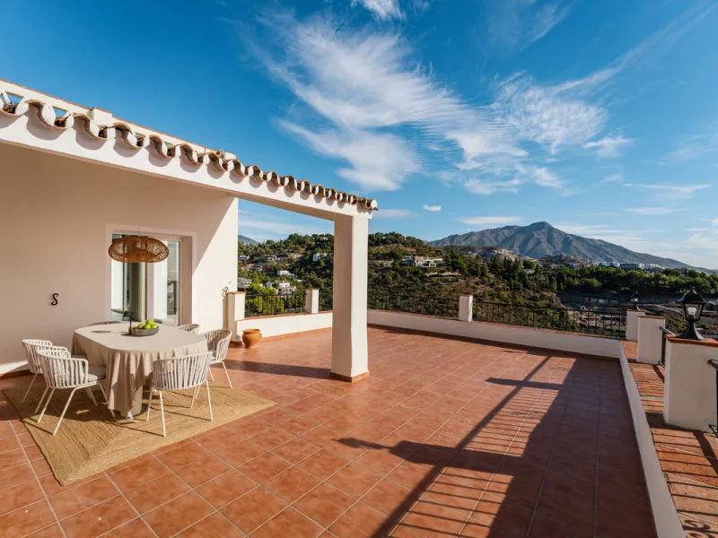 Villa in El Madroñal for sale, offering refined living within the exclusive gated community of El Madroñal 2 in Benahavís, Málaga. This six-bedroom villa with five ensuite bathrooms combines traditional Andalusian features with contemporary design. Built 