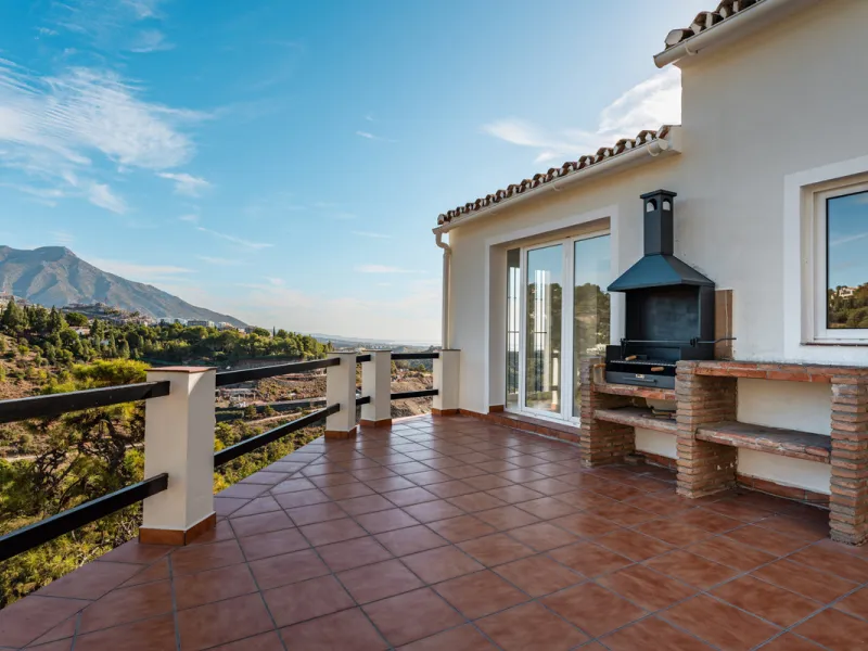 Villa in El Madroñal for sale, offering refined living within the exclusive gated community of El Madroñal 2 in Benahavís, Málaga. This six-bedroom villa with five ensuite bathrooms combines traditional Andalusian features with contemporary design. Built 
