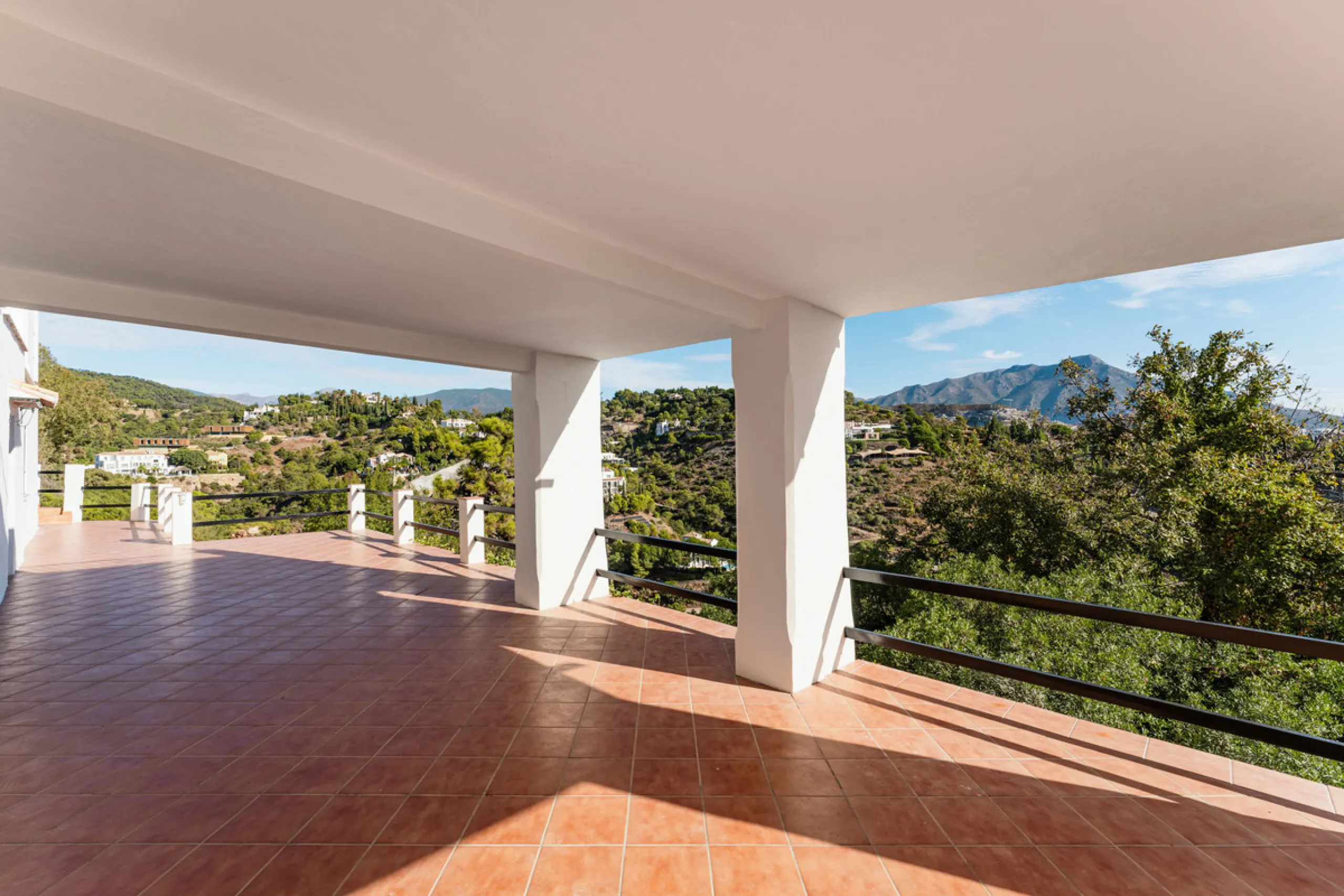 Villa in El Madroñal for sale, offering refined living within the exclusive gated community of El Madroñal 2 in Benahavís, Málaga. This six-bedroom villa with five ensuite bathrooms combines traditional Andalusian features with contemporary design. Built 