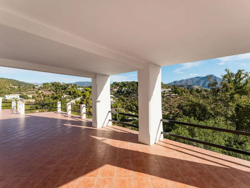 Villa in El Madroñal for sale, offering refined living within the exclusive gated community of El Madroñal 2 in Benahavís, Málaga. This six-bedroom villa with five ensuite bathrooms combines traditional Andalusian features with contemporary design. Built 