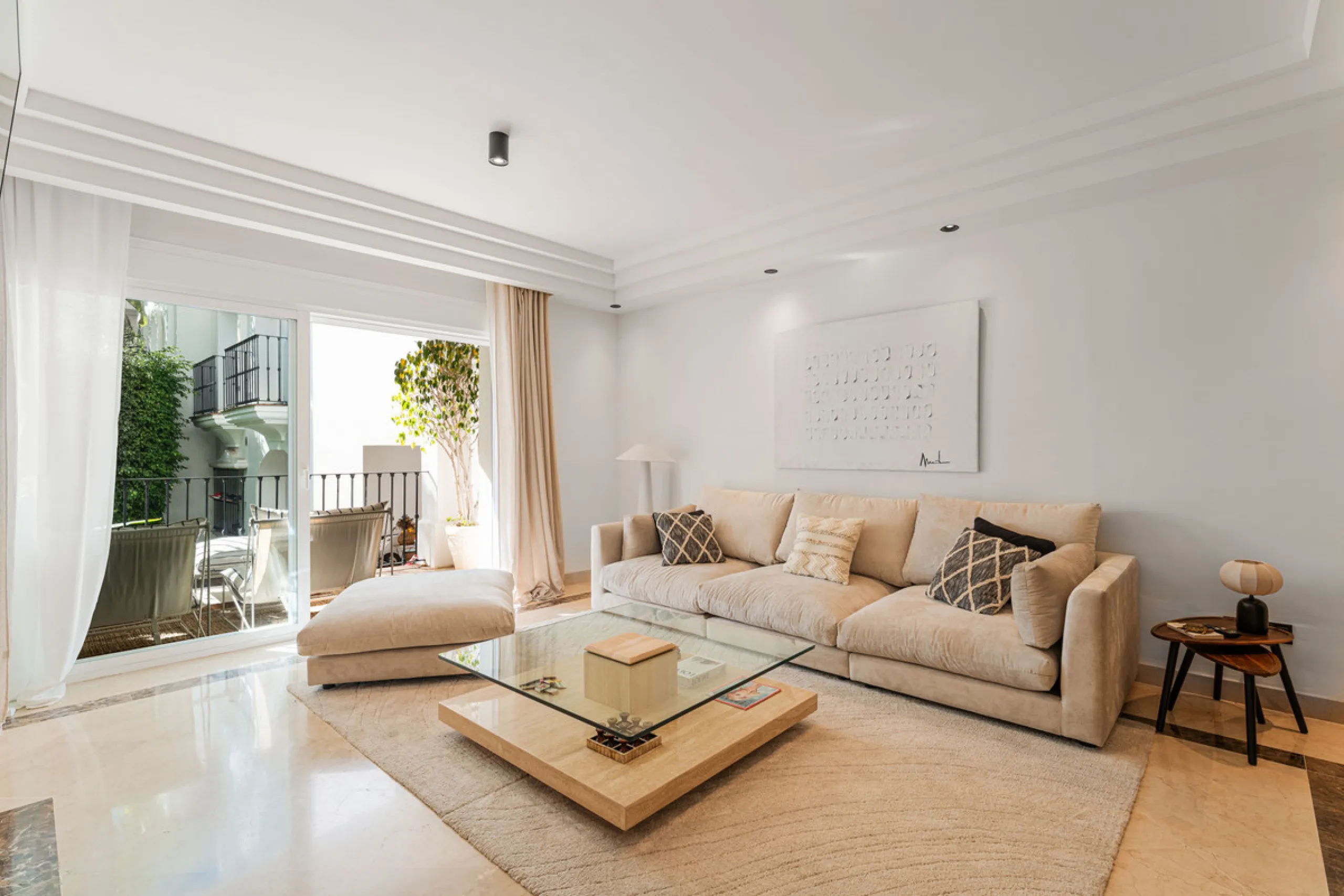 Montebello Apartment is an elegant three-bedroom, three-bathroom apartment for sale in Montebello Hills, an exclusive private community in Sierra Blanca on Marbella's Golden Mile. It combines refined style, modern functionality and a prime location that o