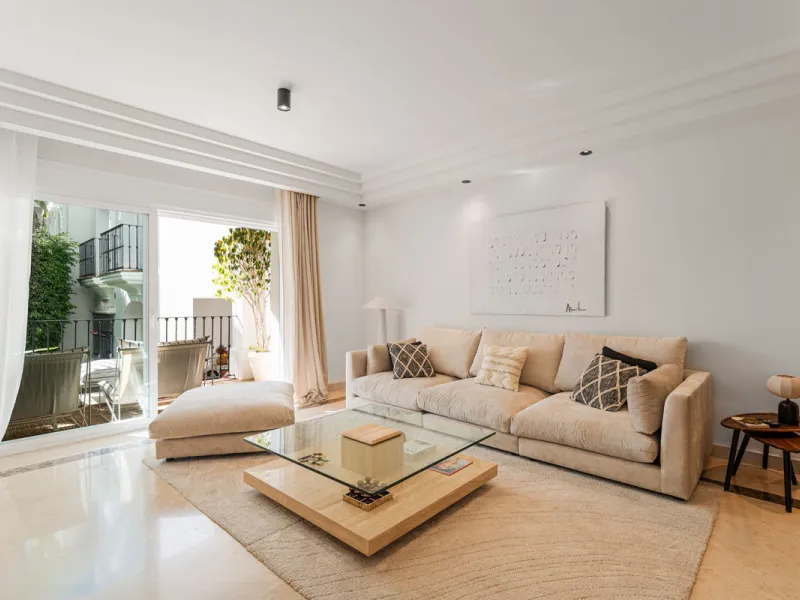 Montebello Apartment is an elegant three-bedroom, three-bathroom apartment for sale in Montebello Hills, an exclusive private community in Sierra Blanca on Marbella's Golden Mile. It combines refined style, modern functionality and a prime location that o