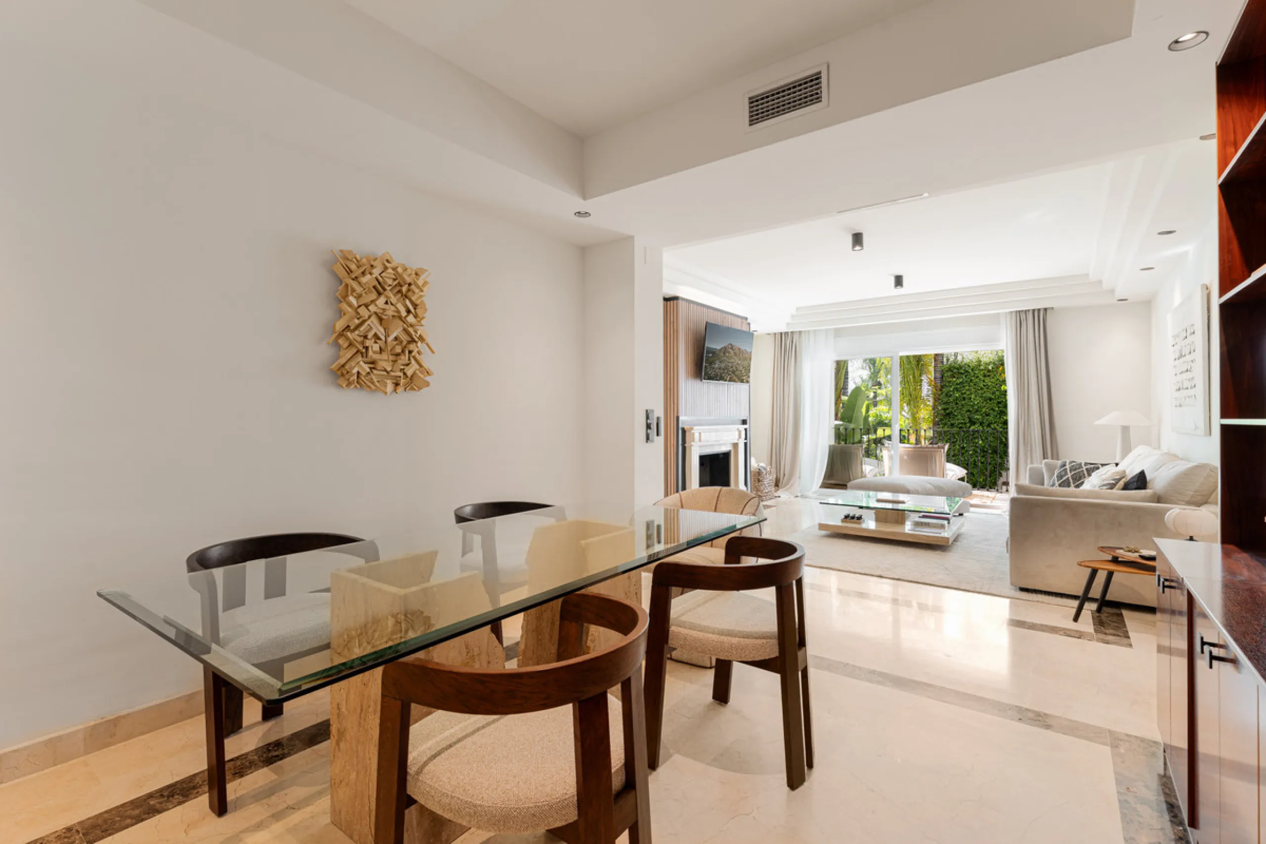 Montebello Apartment is an elegant three-bedroom, three-bathroom apartment for sale in Montebello Hills, an exclusive private community in Sierra Blanca on Marbella's Golden Mile. It combines refined style, modern functionality and a prime location that o