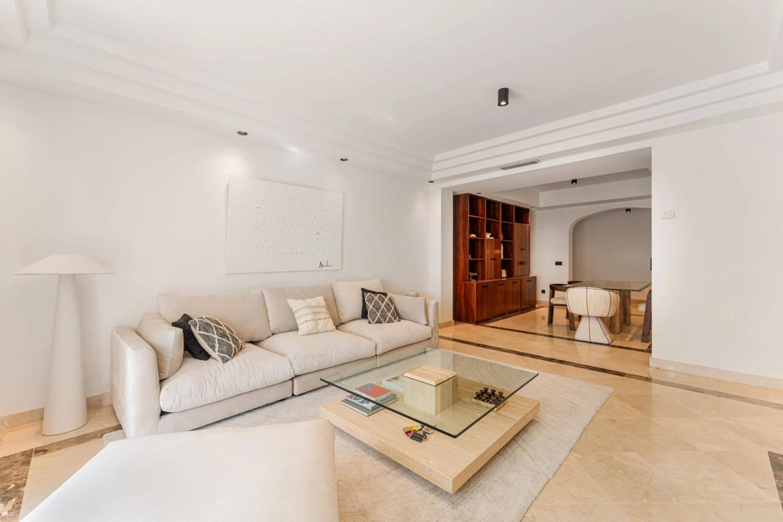 Montebello Apartment is an elegant three-bedroom, three-bathroom apartment for sale in Montebello Hills, an exclusive private community in Sierra Blanca on Marbella's Golden Mile. It combines refined style, modern functionality and a prime location that o