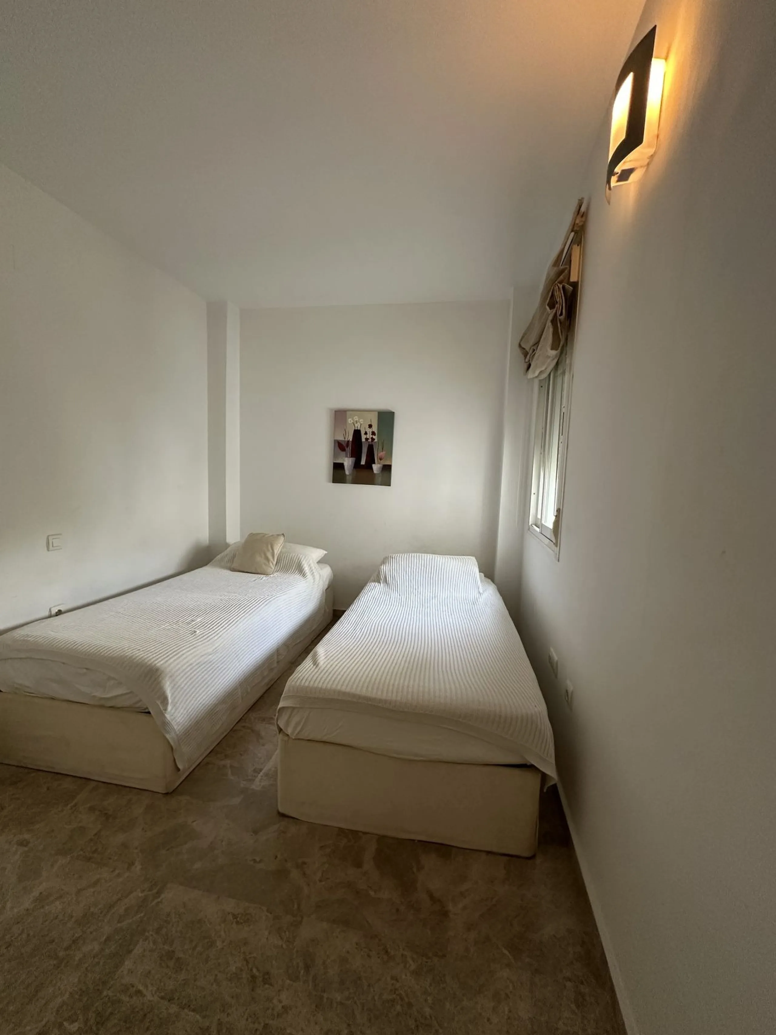 Prime location and excellent amenities, this 3 bedroom apartment is situated in the sought-after Los naranjos de Marbella, within the prestigious area of Nueva Andalucía benefiting from close proximity to a variety of amenities, including supermarkets, co